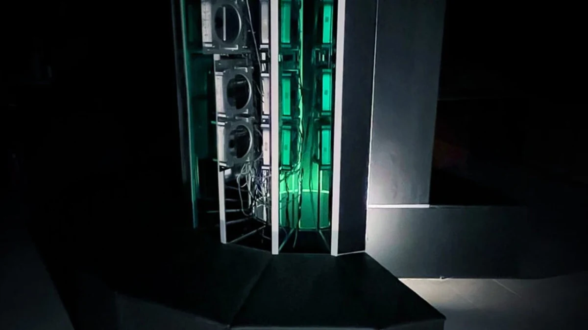 Müzede sergilenen, yeşil ışıklarla aydınlatılmış Cray-1 tarzı bilgisayar kulesi