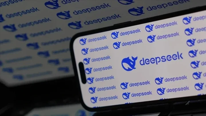 DeepSeek logosu bulunan bir akıllı telefon ekranı