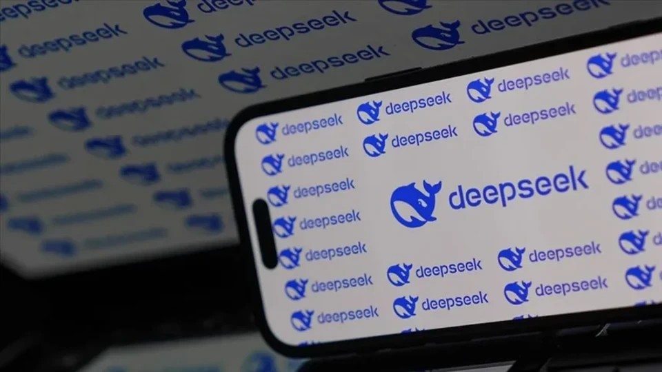 DeepSeek logosu ve yazısı bulunan akıllı telefon ekranı