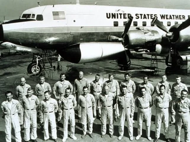 ABD Hava Durumu Servisi uçağının önünde sıralanmış ekip üyeleri
