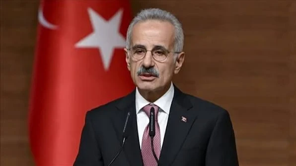 Ulaştırma ve Altyapı Bakanı Abdulkadir Uraloğlu kürsüde konuşma yaparken
