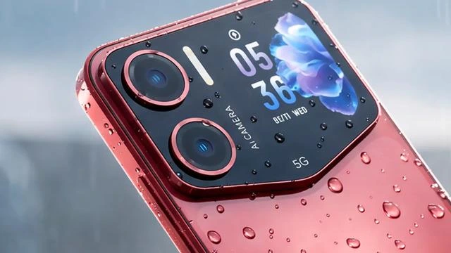 Pembe renkli bir akıllı telefonun arka yüzünde kameraların yanında yer alan küçük ikinci ekran