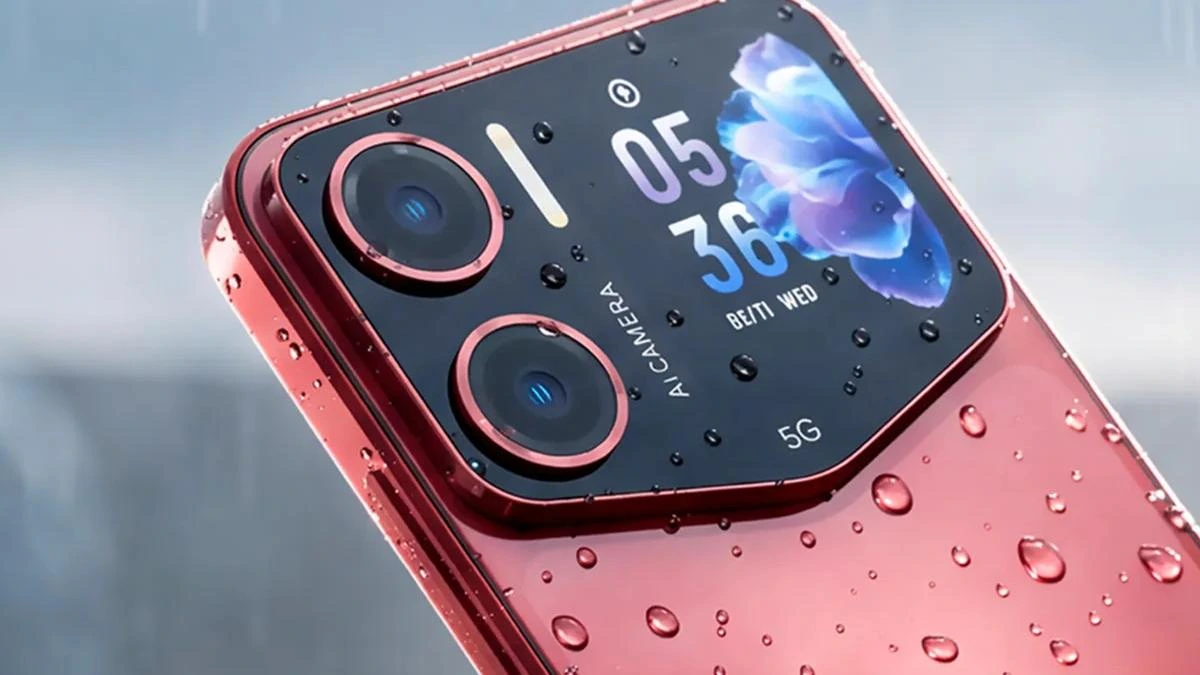 Pembe renkli telefonun arka yüzündeki kameralar ve küçük ikinci ekran