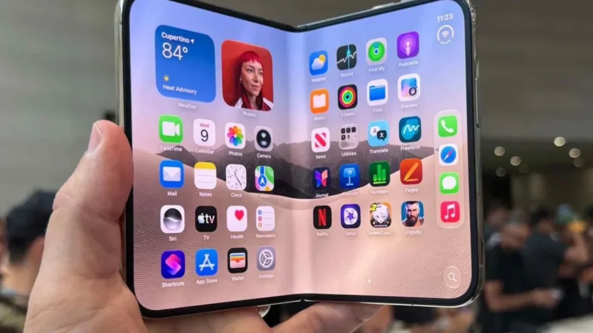 Uygulama simgeleri görünen açık katlanabilir telefon