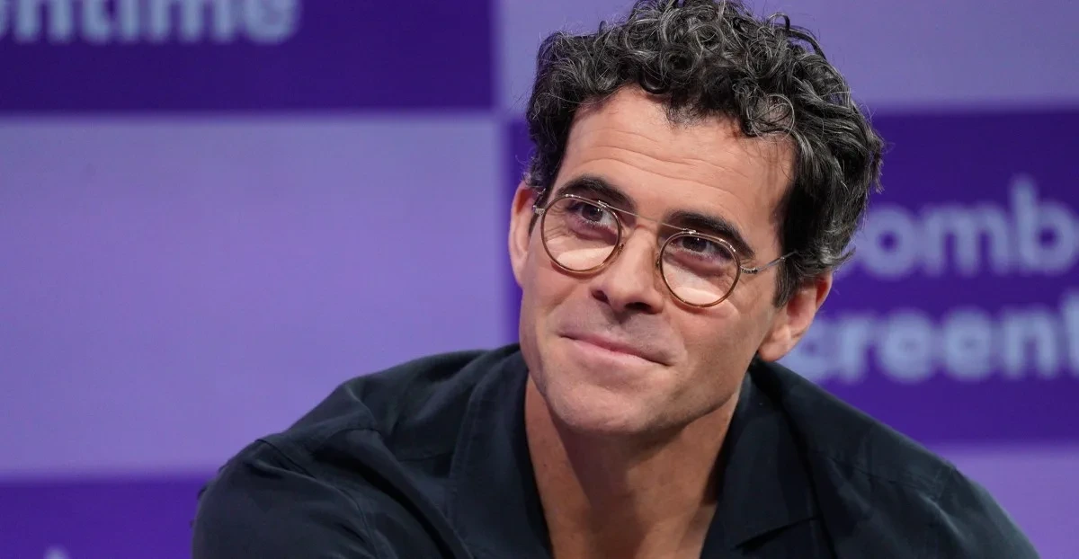 Instagram yöneticisi Adam Mosseri bir etkinlikte konuşurken