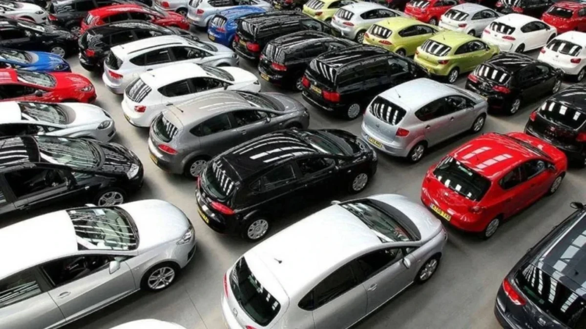 Otoparkta sıkışık biçimde park edilmiş otomobiller