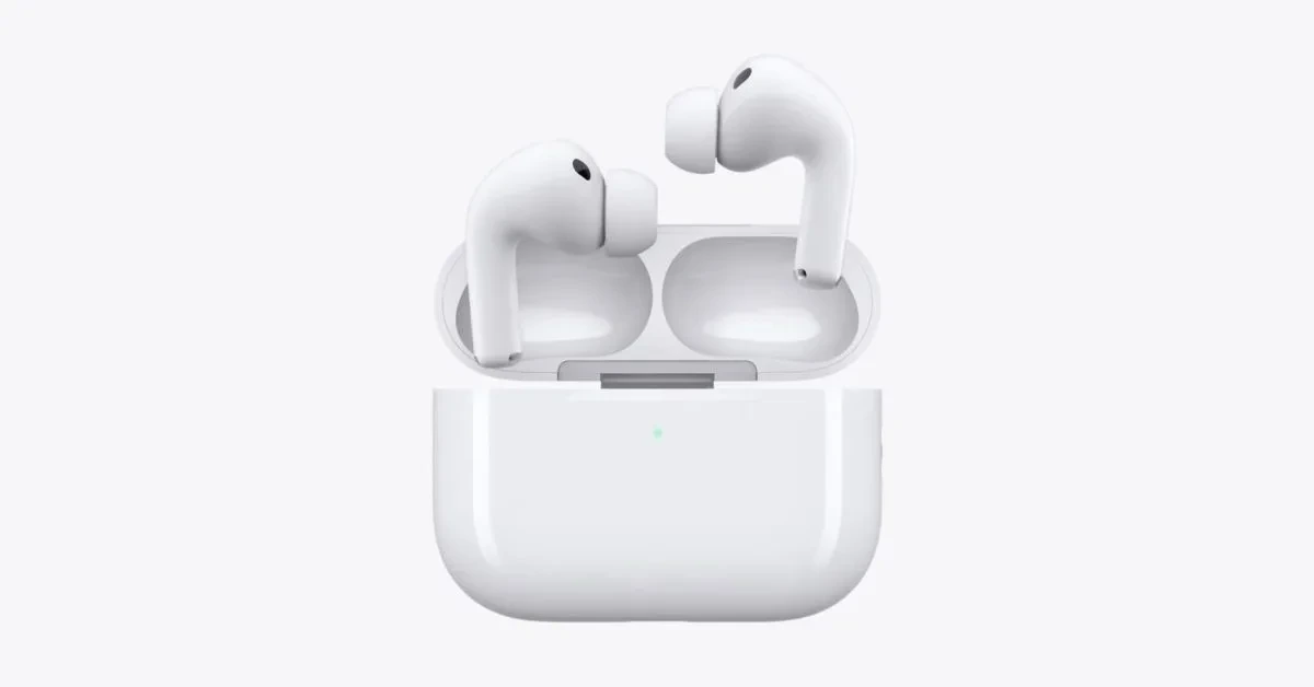 Beyaz AirPods Pro 3 kulaklıkları ve şarj kutusu