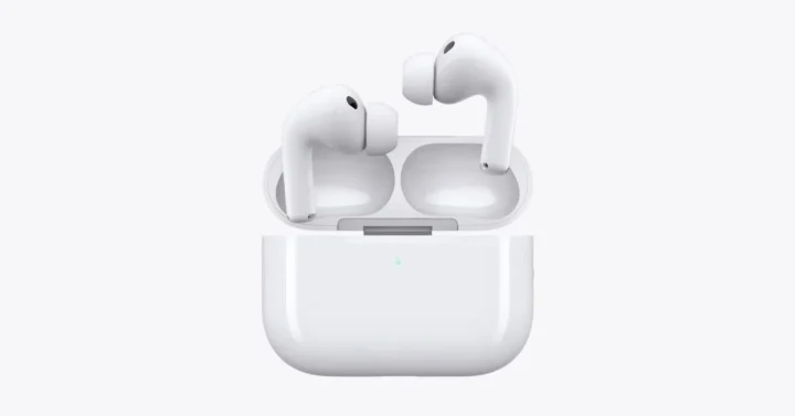 Beyaz AirPods Pro 3 kulaklıkları ve şarj kutusu