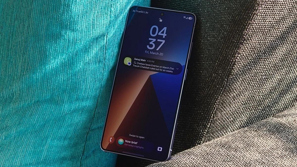 Kumaş üzerinde ekranı açık bir akıllı telefon