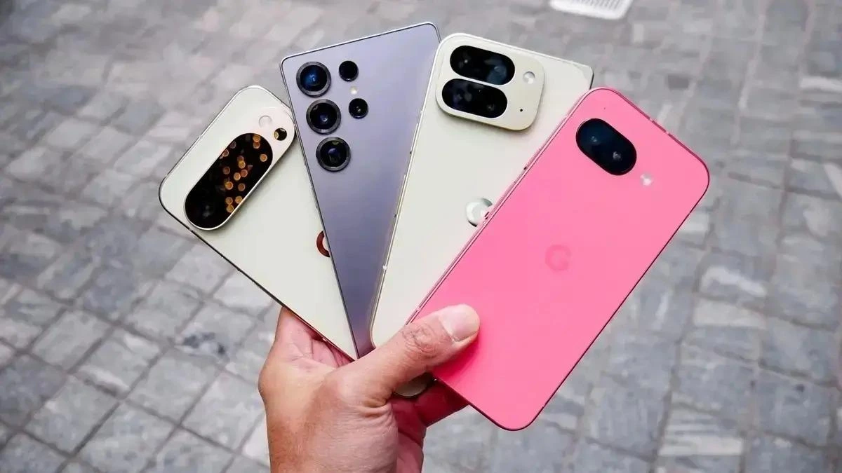 Bir elde tutulan farklı renk ve tasarımlara sahip dört akıllı telefon
