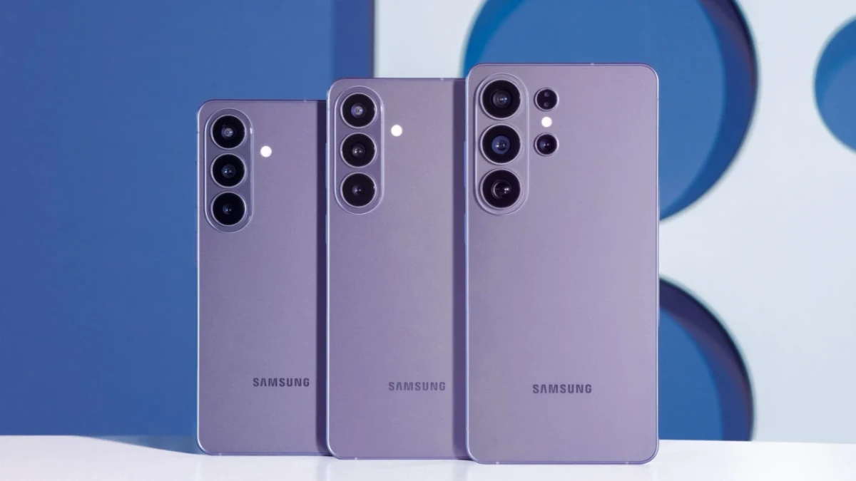 Mavi zemin önünde yan yana duran üç Samsung Galaxy telefonun arka yüzü