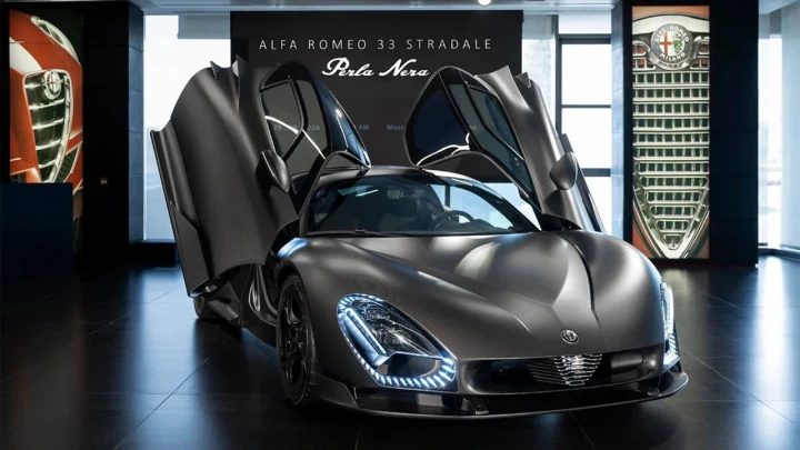 Mat karbon fiber gövdeli Alfa Romeo 33 Stradale Perla Nera, müze salonunda kapıları açık halde sergileniyor