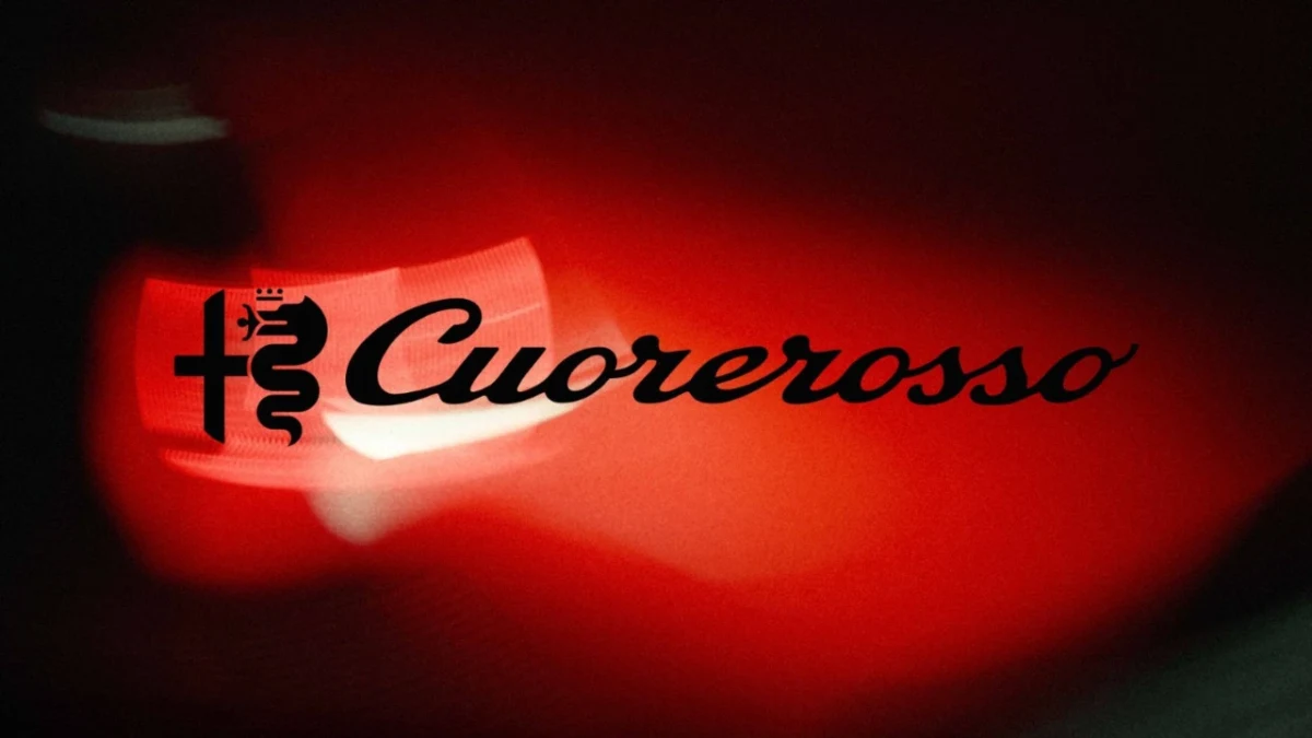 Kırmızı ışıkla aydınlatılmış Cuorerosso yazısı ve Alfa Romeo amblemi