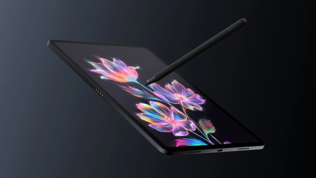 Ekranında renkli çiçek görseli bulunan tablette kalemle çizim
