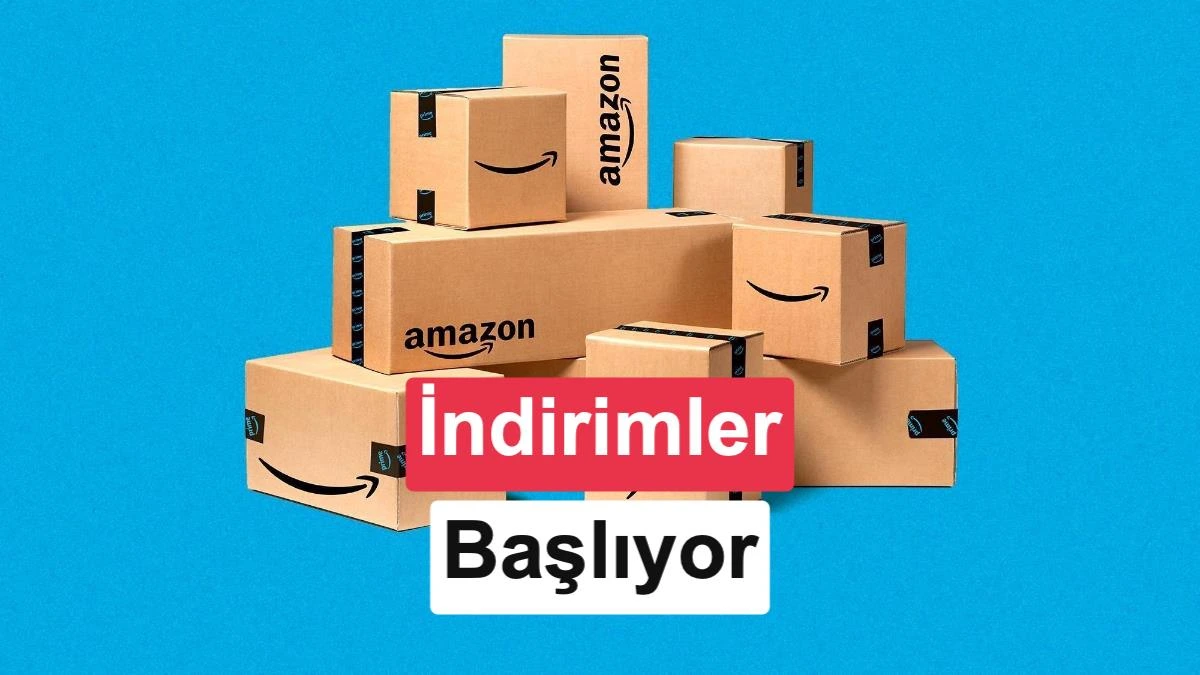 Amazon logolu iki kargo paketi mavi bir yüzey üzerinde duruyor