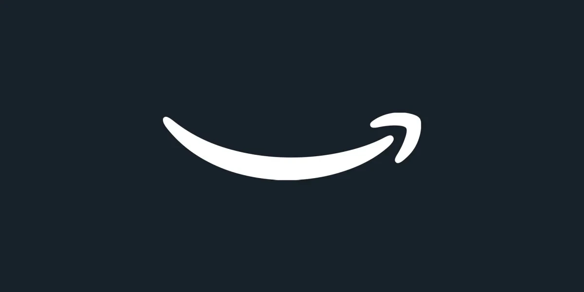 Amazon logosunun beyaz gülümseme oku simgesi, koyu renk arka plan üzerinde