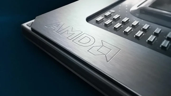 AMD logosunun işlendiği metal yüzey ve çevresindeki elektronik bileşenler