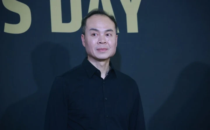 AMD kıdemli başkan yardımcısı Jack Huynh, koyu renkli bir arka plan önünde duruyor