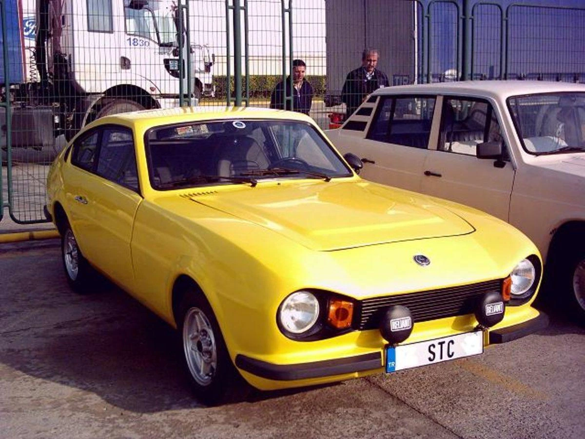 Sarı Anadol STC-16 spor otomobil, başka klasik araçların önünde sergileniyor