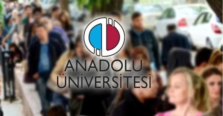 Anadolu Üniversitesi logosu ve kalabalık bir kampüs ortamı