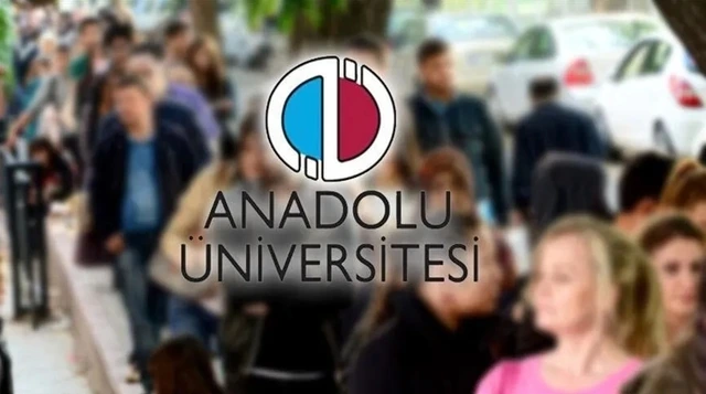 Anadolu Üniversitesi logosu ve kampüsteki öğrencilerin yer aldığı görsel
