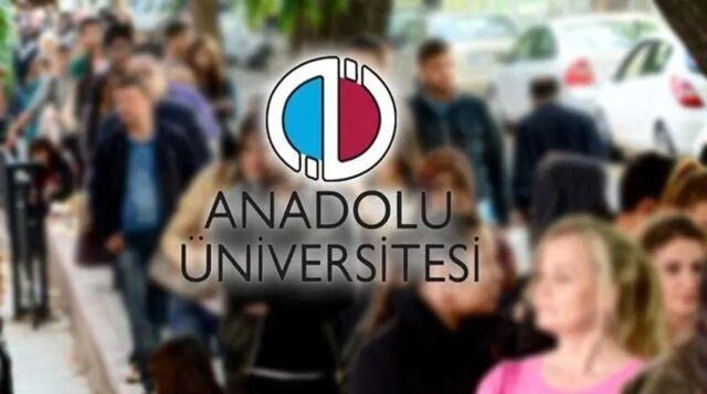 Kalabalık bir kampüs ortamı üzerinde Anadolu Üniversitesi logosu