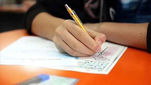 Sınav kâğıdında işaretleme yapan öğrenci