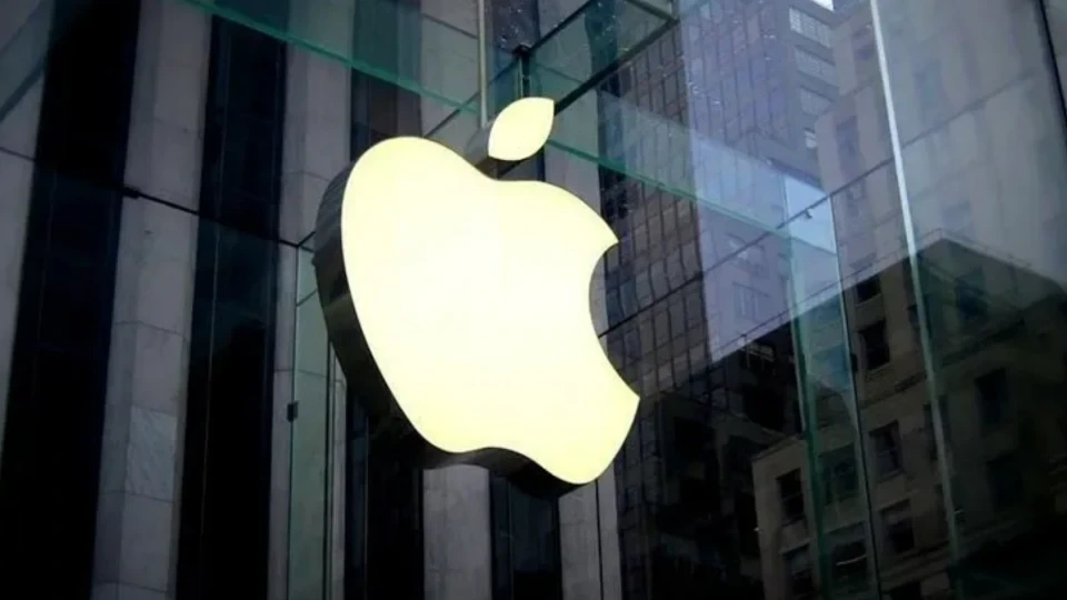 Cam cepheli bir binanın üzerinde ışıklı Apple logosu