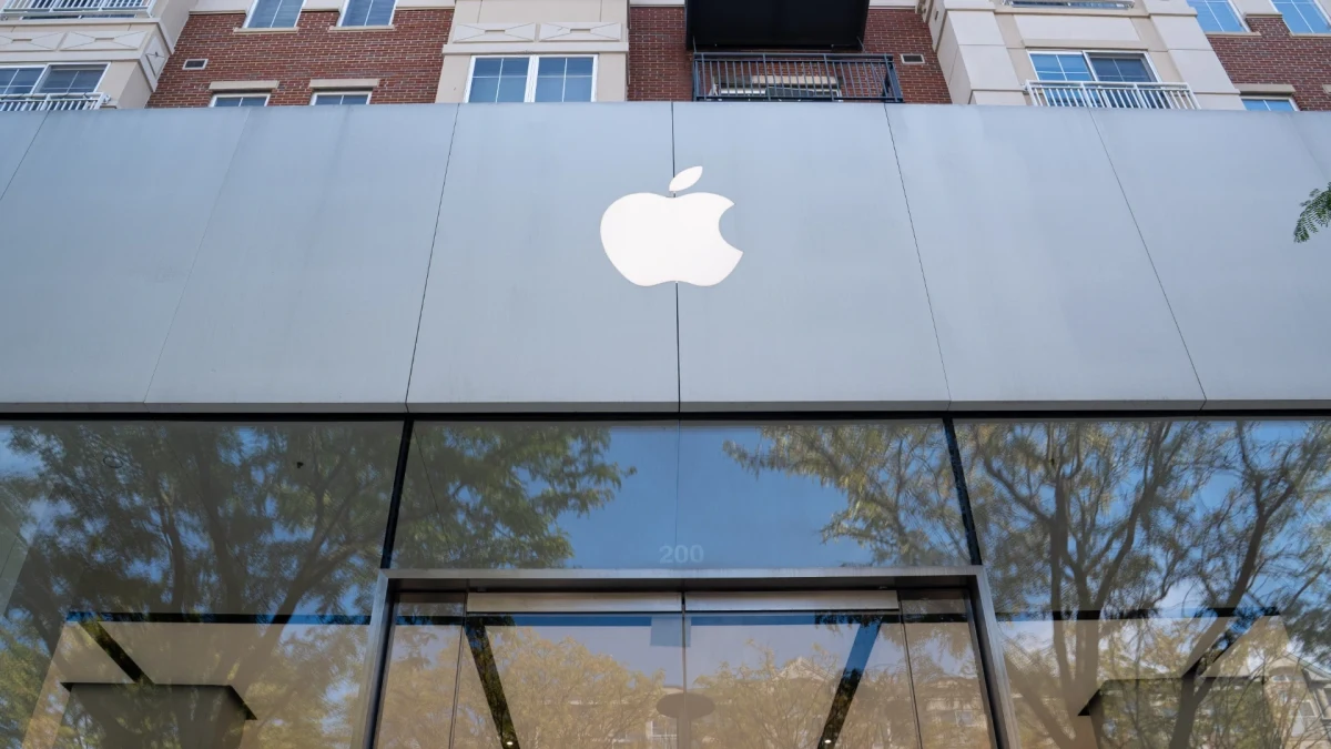 Apple logosunun bulunduğu mağaza cephesi