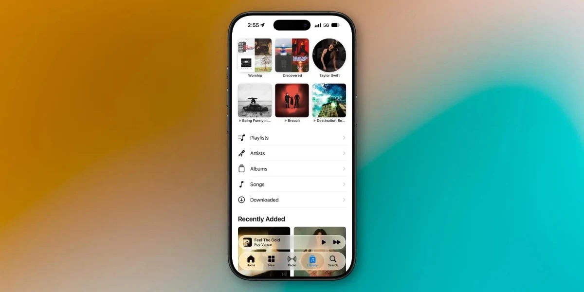 Apple Music uygulamasının alt gezinme çubuğunda mavi etkin sekme göstergesi görünen telefon ekranı