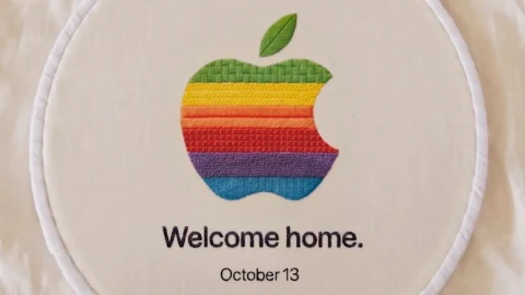 Apple logosunun altında “Welcome home. October 13” yazan etkinlik davetiyesi