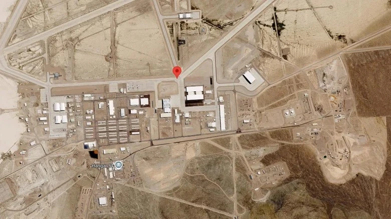 Nevada çölündeki Area 51 tesisinin uydu görüntüsünde pistler, hangarlar ve çeşitli yapılar görülüyor.