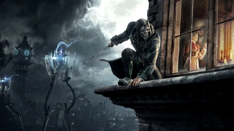 Dishonored oyunundan karanlık bir şehirde çatı kenarında çömelmiş maskeli karakter ve uzakta görünen makineler