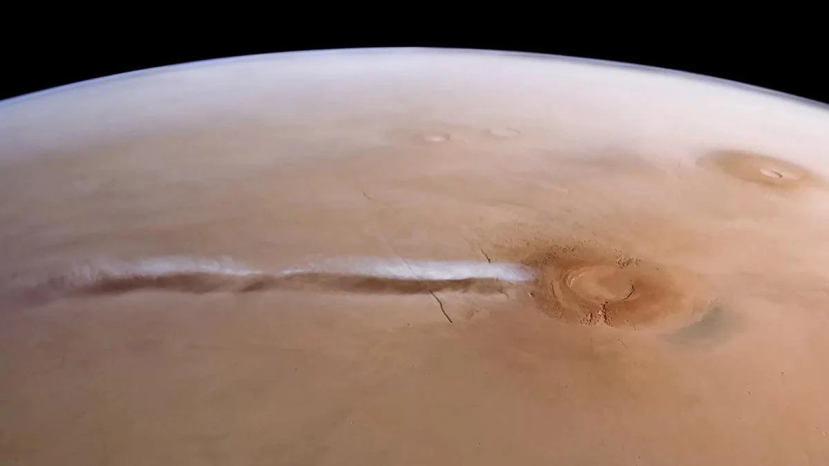 Mars ufku üzerinde Arsia Mons’tan uzanan uzun bulut