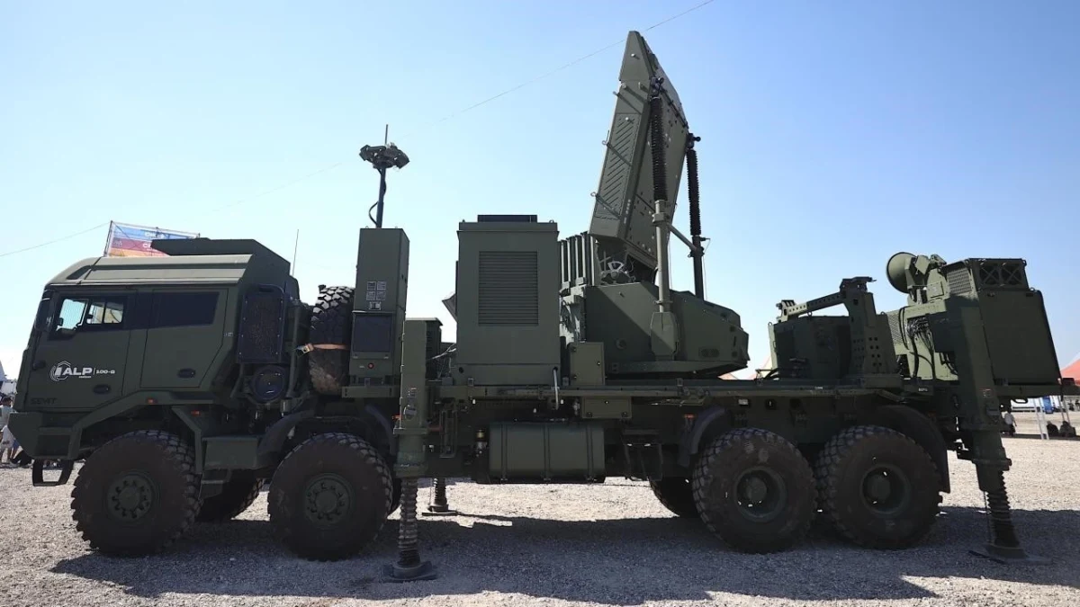 Askerî kamyon üzerinde konuşlandırılmış ALP radar sistemi