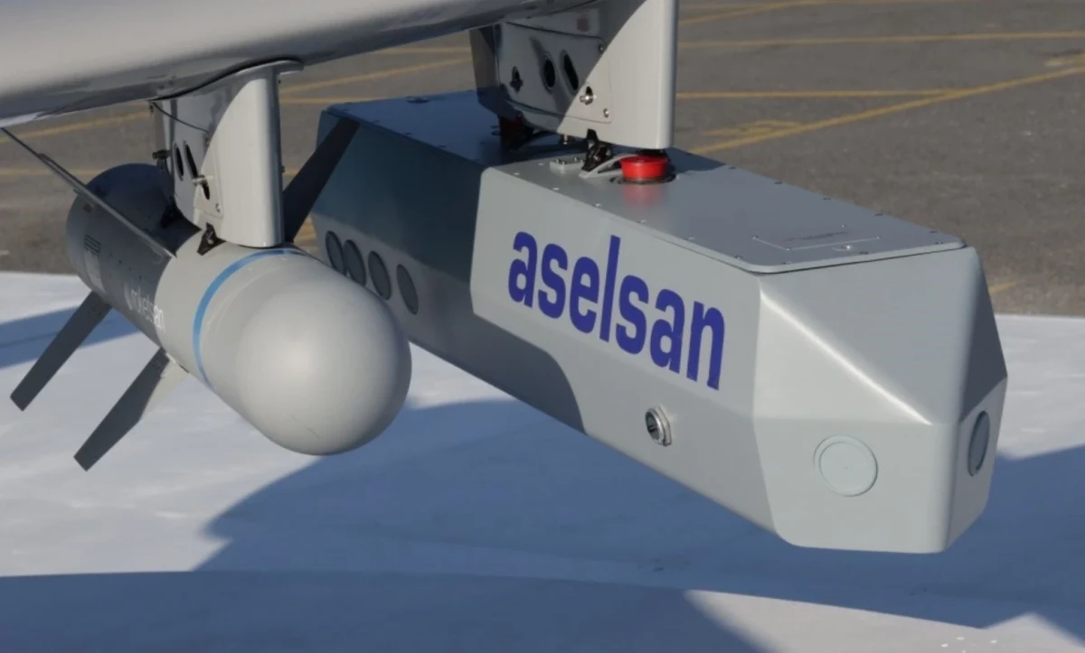 Bir hava aracının altında görülen ASELSAN elektronik harp podu