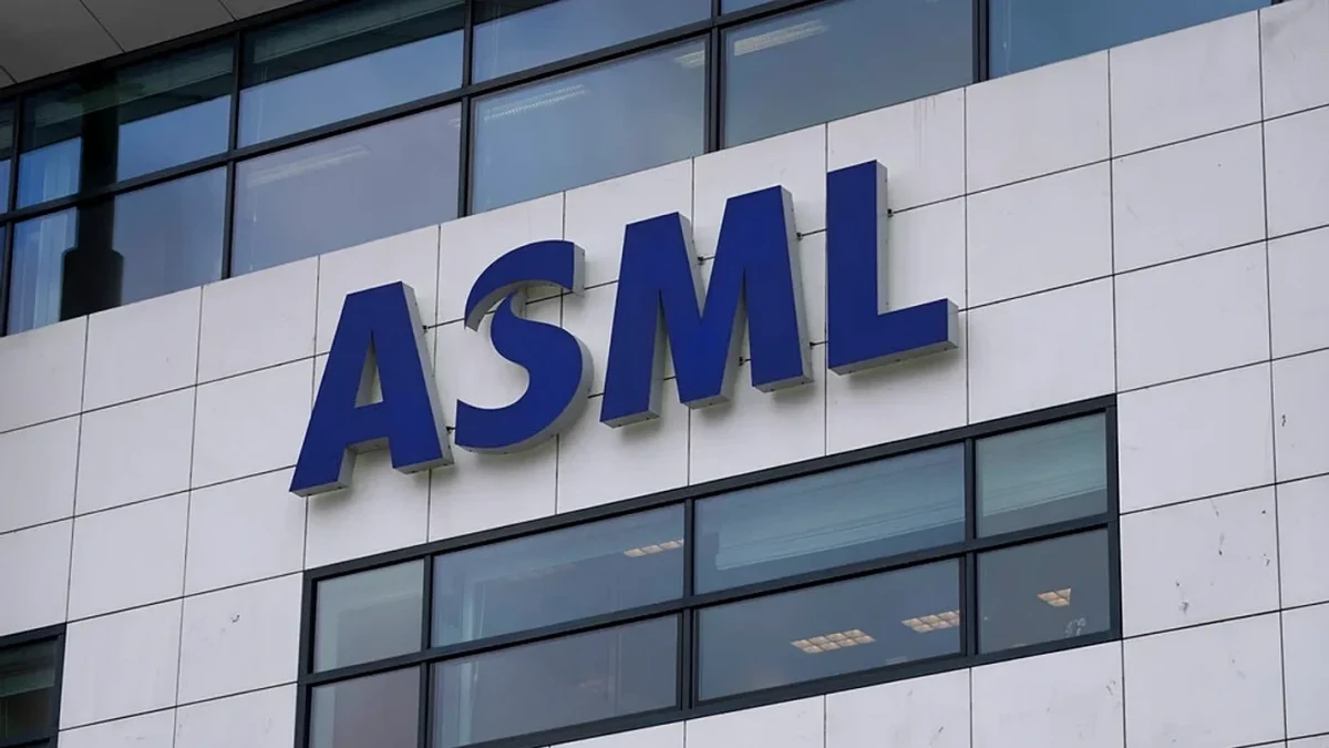 ASML yazılı tabelanın şirket binasının cephesindeki görünümü