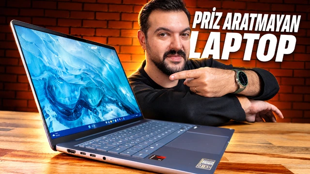 ASUS Zenbook 14 laptop ve inceleme videosunu sunan kişi