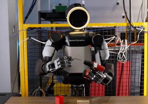 Boston Dynamics Atlas robotu, yeni elleriyle elinde tuttuğu aletlerle çalışırken