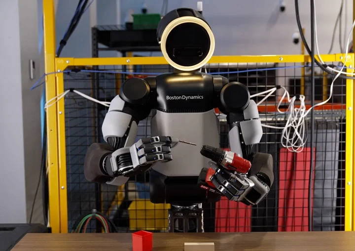 Boston Dynamics Atlas robotu, yeni elleriyle elinde tuttuğu aletlerle çalışırken