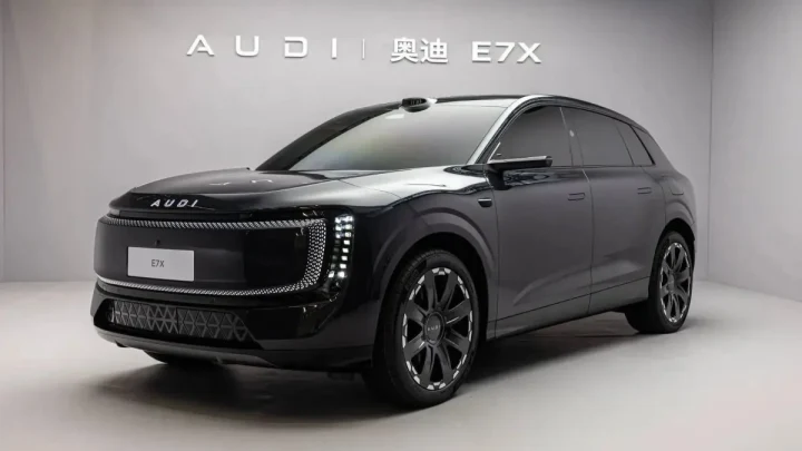 Gri AUDI E7X SUV, stüdyo ortamında önden ve yandan görüntüleniyor