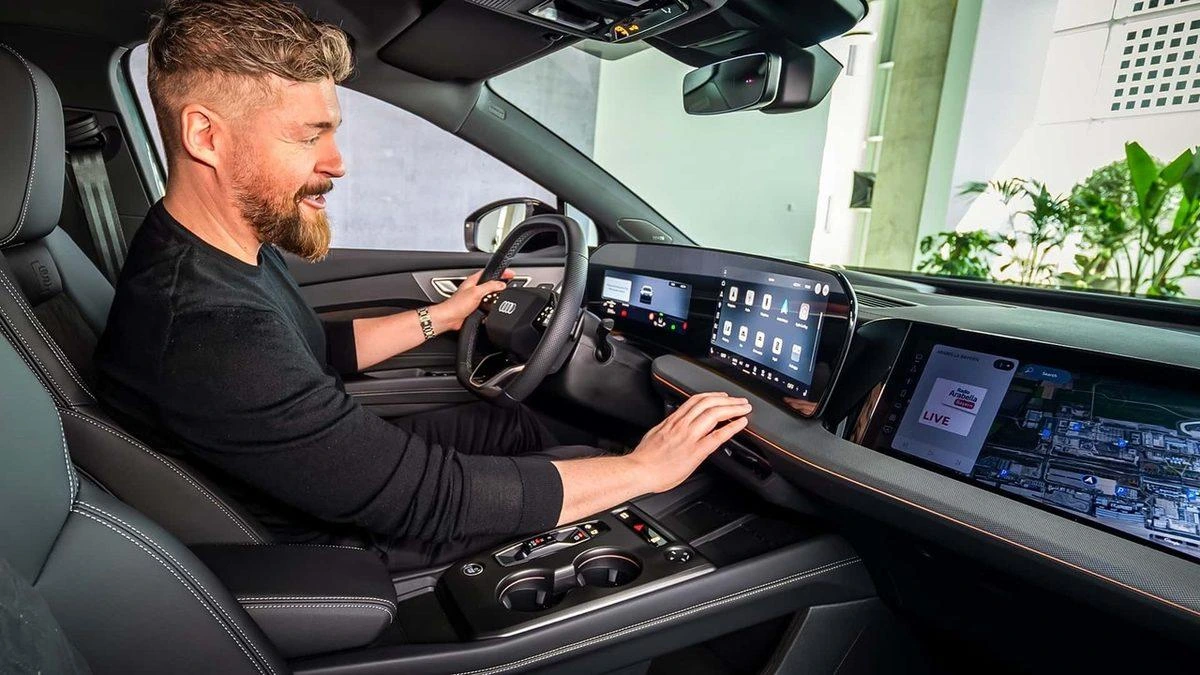 Sürücü Audi Q4 e-tron’un dijital kokpit ekranlarını inceliyor