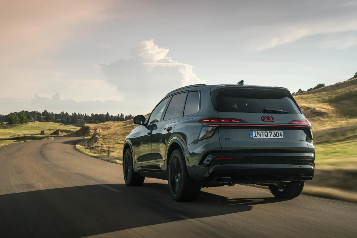 Audi Q7’nin arkadan görünümü; araç kırsal bir yolda ilerliyor