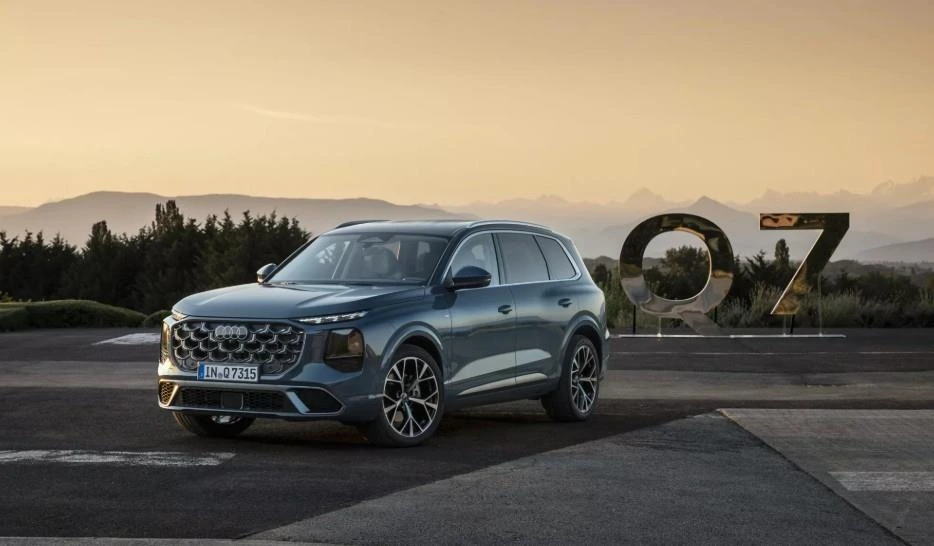 Audi Q7, gün batımında açık bir alanda park hâlinde