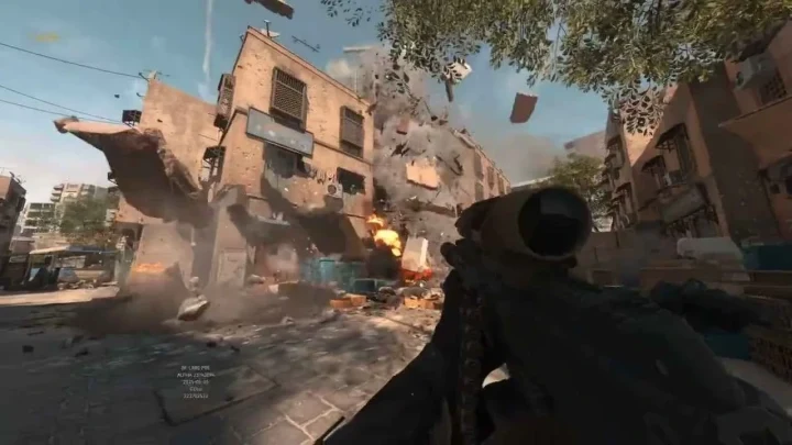Battlefield 6 oynanışından bir sahnede yıkılan binalar ve elinde silah bulunan bir oyuncu görülüyor.