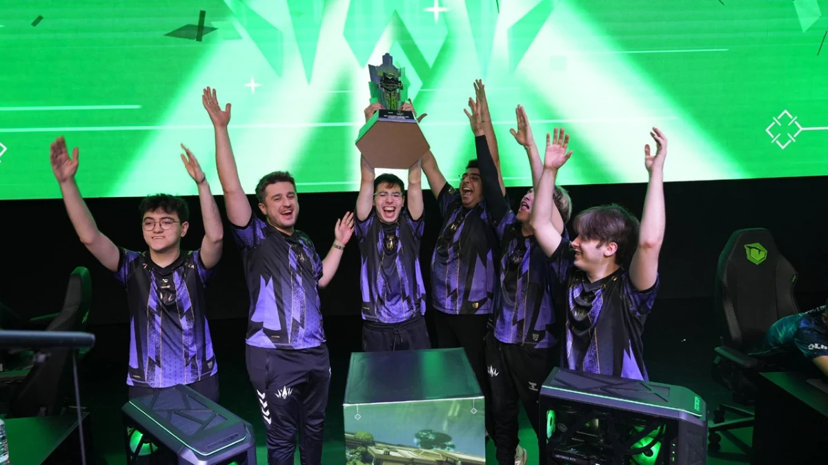 BBL Esports oyuncuları sahnede kupayı kaldırarak şampiyonluğu kutluyor