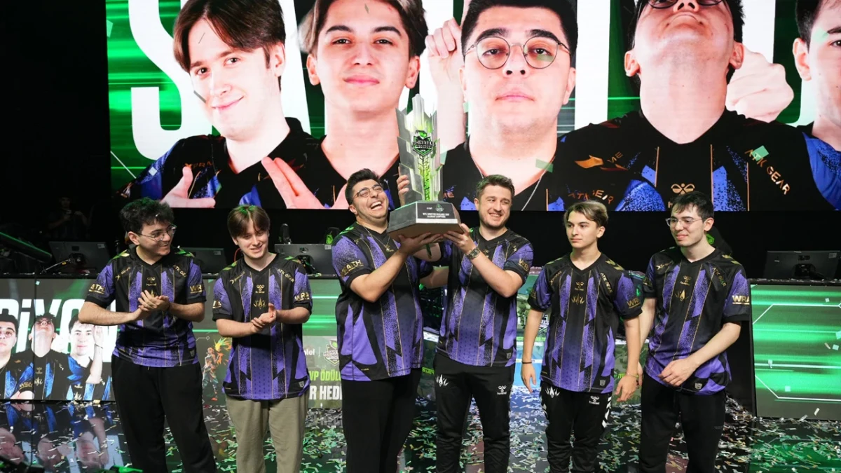 BBL Esports oyuncuları Intel Monsters Reloaded finalinde kupayla sahnede