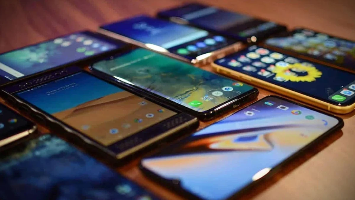 Farklı modellerde akıllı telefonların yan yana sergilendiği görüntü