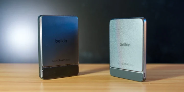Yan yana duran iki Belkin BoostSolid yarı katı hâl powerbank