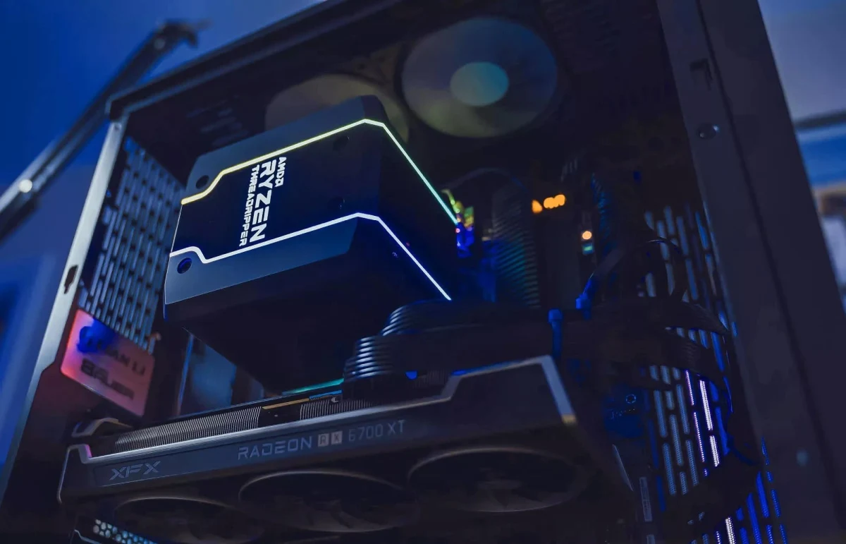 Bilgisayar kasasının içinde AMD Ryzen işlemci ve Radeon ekran kartı